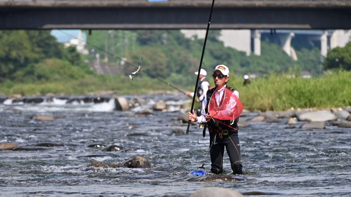 82歳vs26歳、56歳差の真剣勝負！鮎釣りドリームマッチが今年も開催